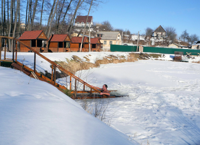 Eisbaden nach dem Saunieren